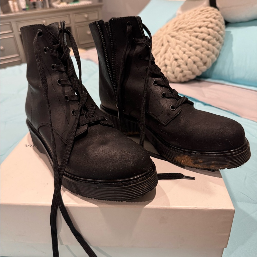 Vince combat boots / women’s Black leather Boots / boots / shoes